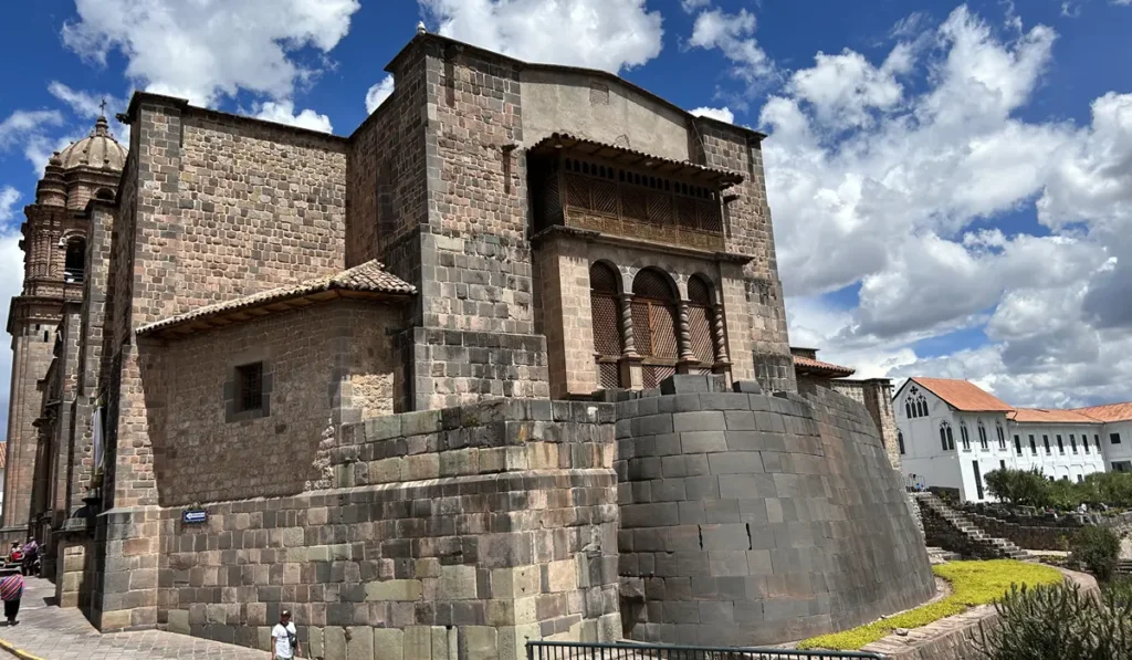 Convento de Santo Domingo sobre el Templo del Qoricancha en Cusco